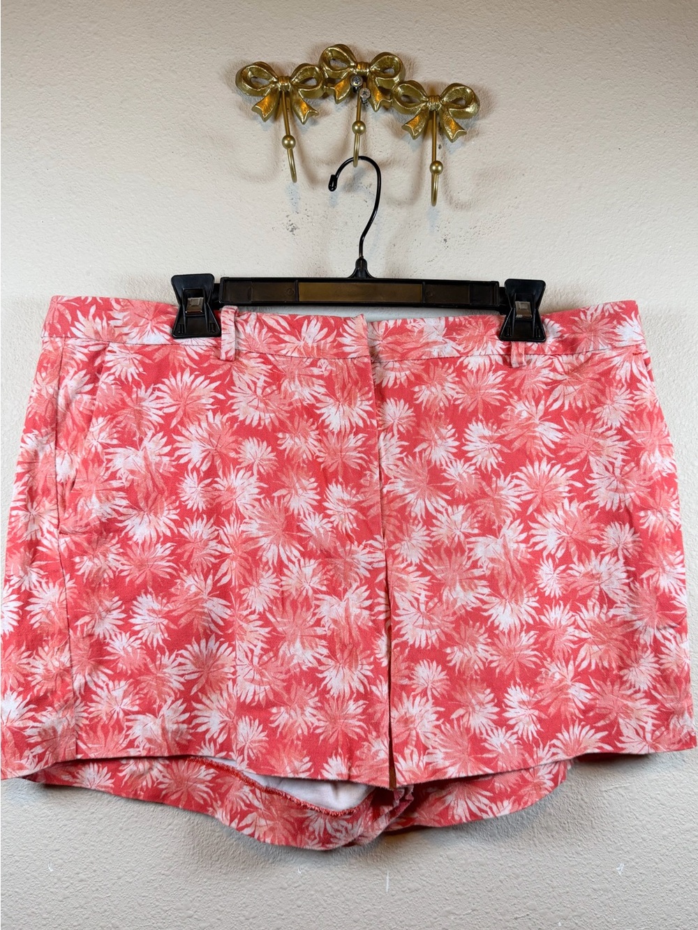 MICHAEL Michael Kors Coral and White Floral Print Women’s Shorts. Size 16